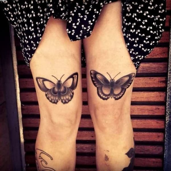 Tatuagem feminina no joelho borboleta