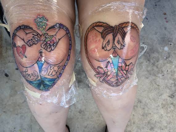 Tatuagem feminina no joelho coração colorido