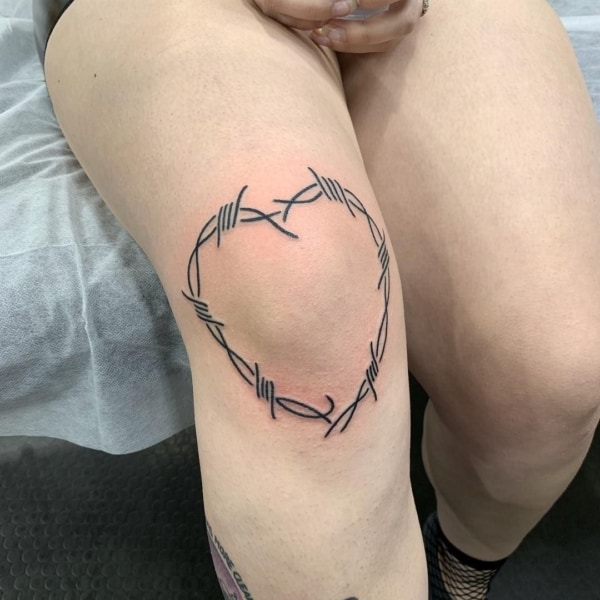 Tatuagem feminina no joelho coração