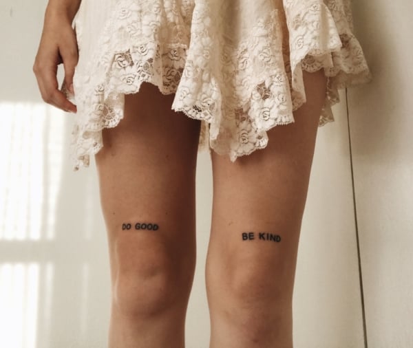 Tatuagem feminina no joelho delicada