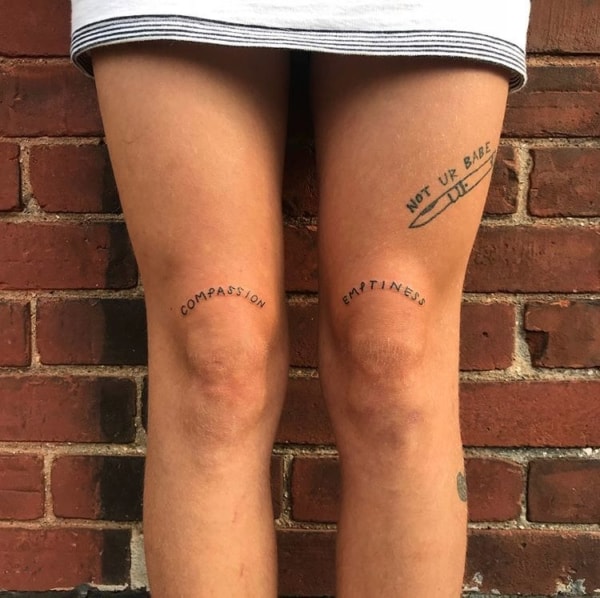 Tatuagem feminina no joelho escrita pequena