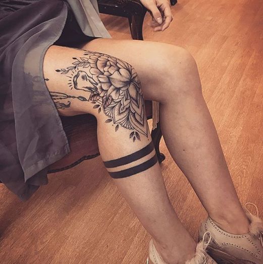 Tatuagem feminina no joelho flor de lotus
