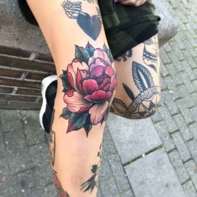 Tatuagem feminina no joelho flor