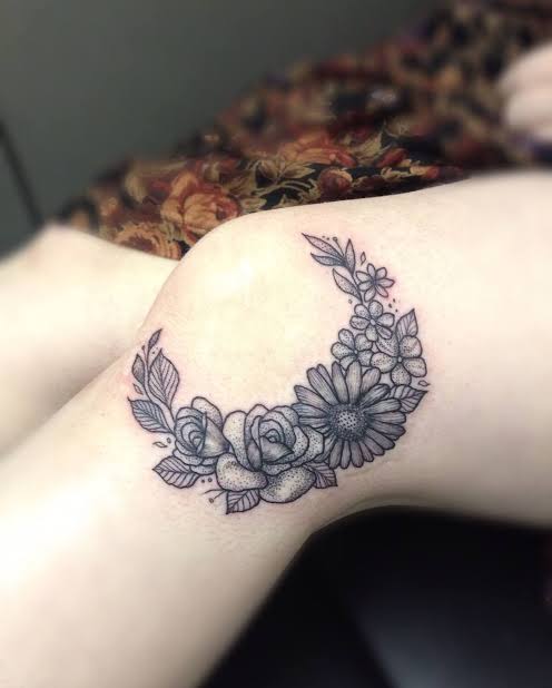 Tatuagem feminina no joelho flores sombreadas
