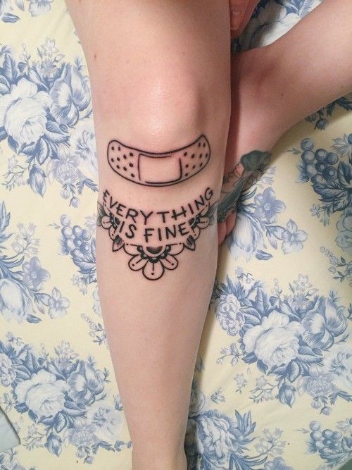 Tatuagem feminina no joelho minimalista