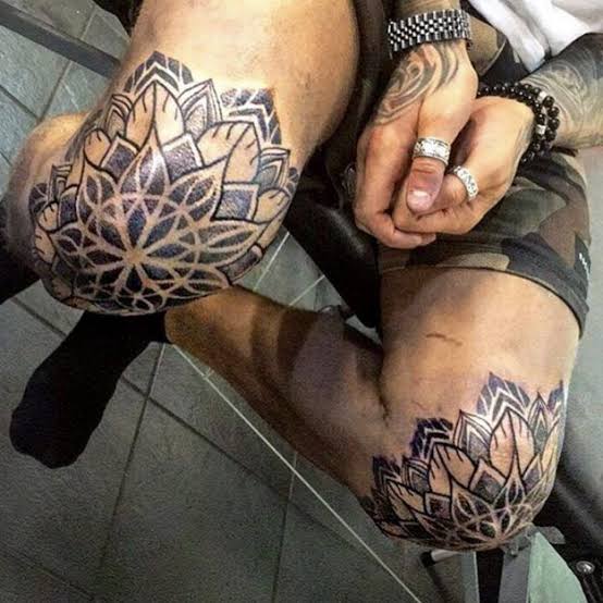 Tatuagem masculina no joelho flor de lotus