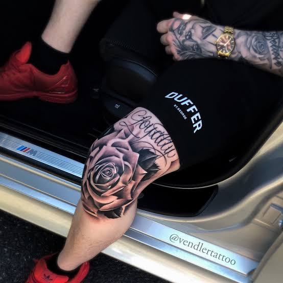 Tatuagem masculina no joelho flores