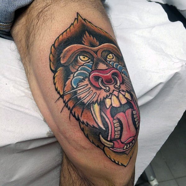 Tatuagem masculina no joelho macaco