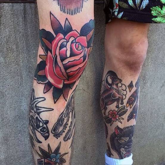 Tatuagem masculina no joelho rosa