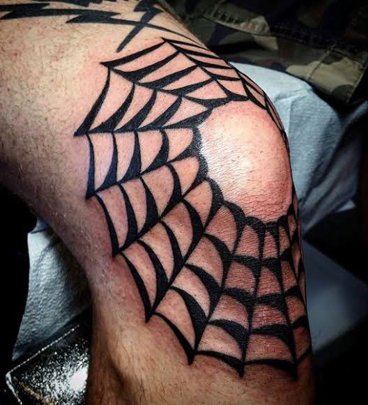 Tatuagem masculina no joelho teia