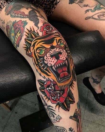 Tatuagem masculina no joelho tigre colorido