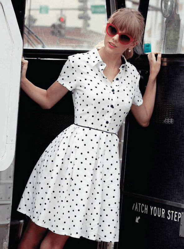 Taylor Swift com vestido anos 60