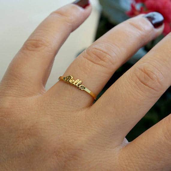 anel com nome vazado dourado