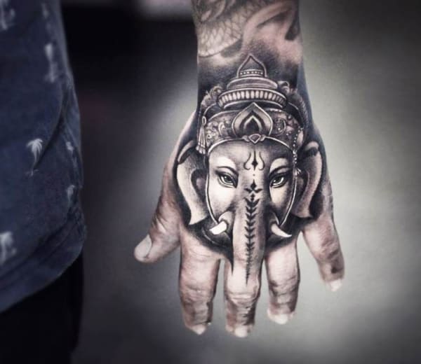 ideia de Tatuagem Ganesha na mão