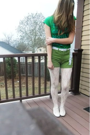meia calça branca com short verde