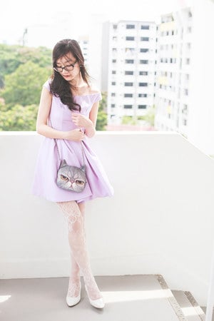 meia calça branca com vestido lilas