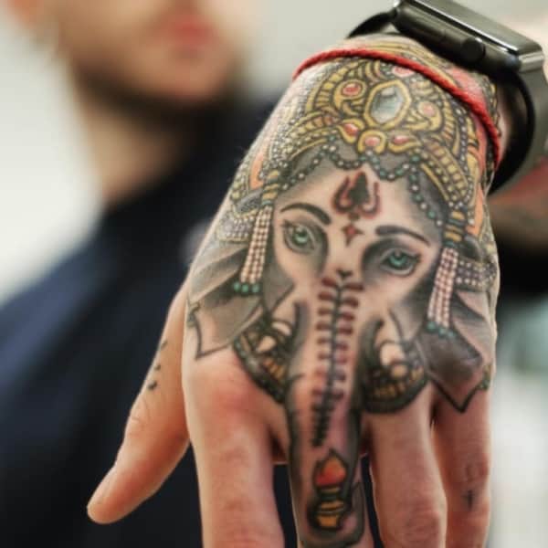 modelo de Tatuagem Ganesha na mão