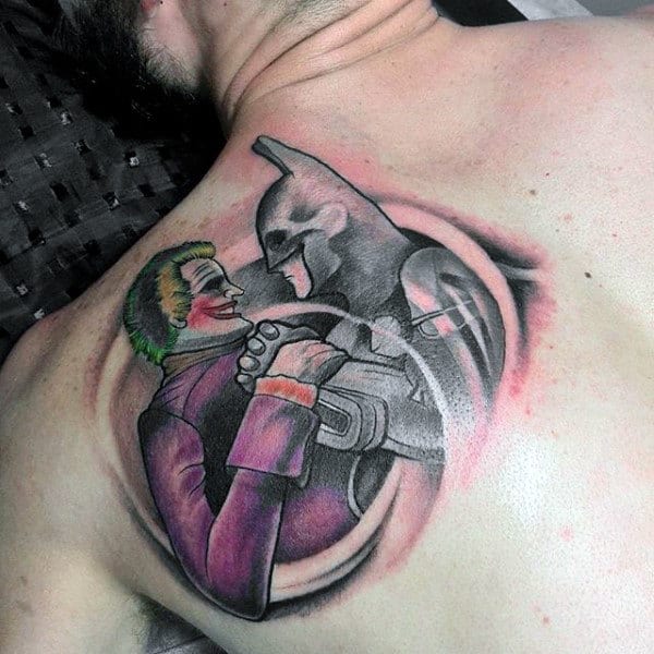 tatuagem Batman desenhada nas costas