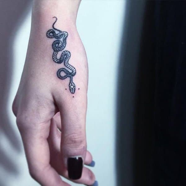 tatuagem de serpente na mão