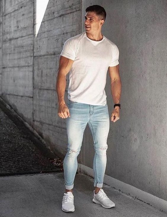 tênis branco masculino com jeans