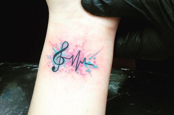 tatuagem colorido de música no braço