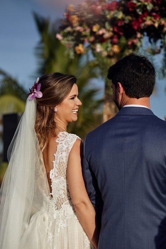 penteado semi preso com véu para casamento ao ar livre