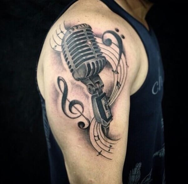 tatuagem masculina grande com clave de sol e microfone