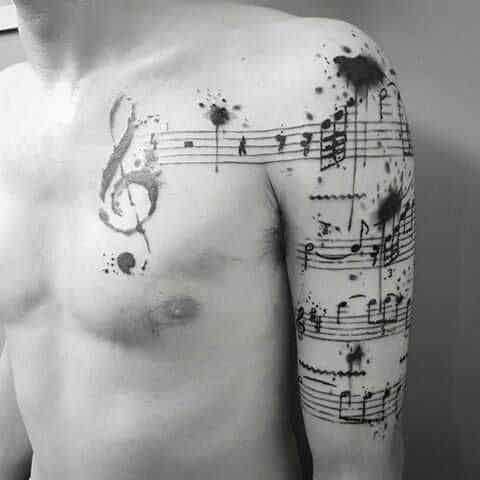 tatuagem masculina em homenagem a música