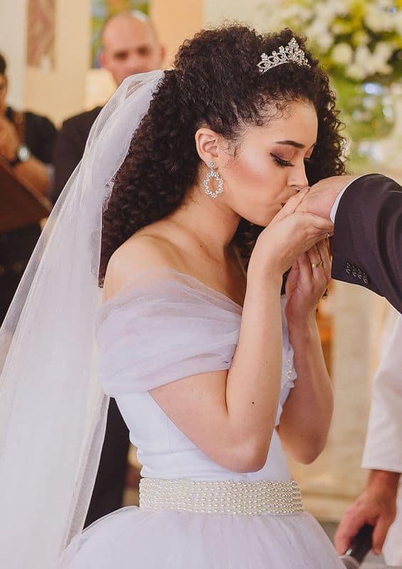 noiva de cabelo cacheado e véu longo