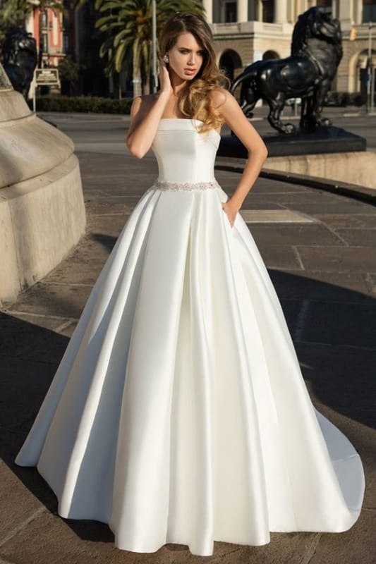 vestido de noiva minimalista com decote reto e sem alças