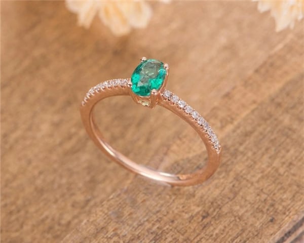 anel de esmeralda em ouro rosé