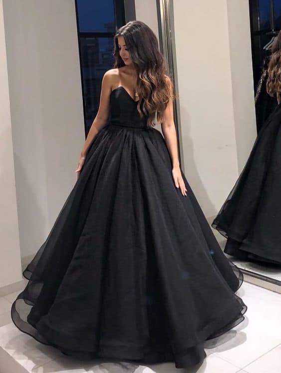 vestido de noiva preto com saia rodada e decote sem alça