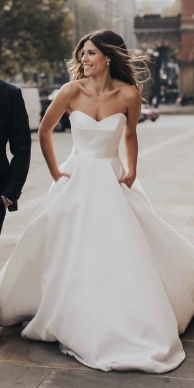 vestido de noiva minimalista em cetim e sem alças