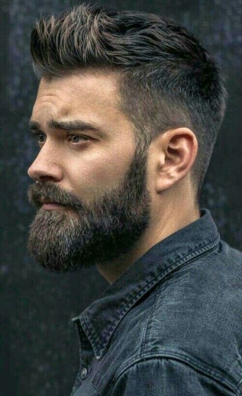 corte de cabelo com topete para homem com barba