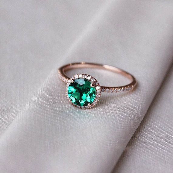 anel em ouro rosé com esmeralda e diamantes