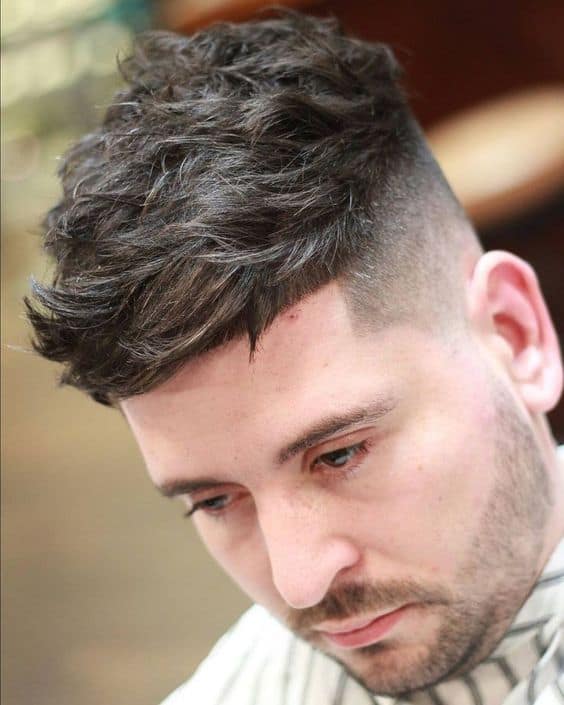cabelo masculino repicado com lateral raspada