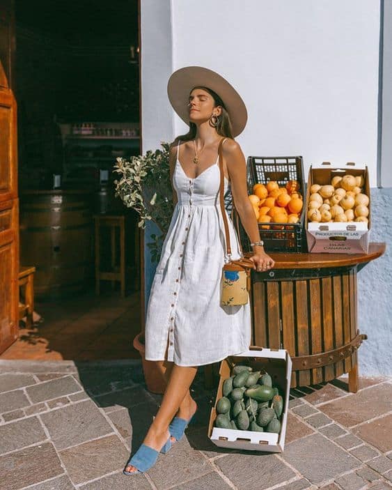 Look de verão com chapéu e vestido simples com botões