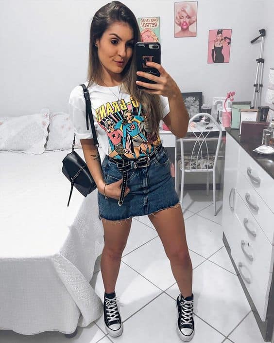 Saia jeans é coringa e o tênis mantêm o look confortável