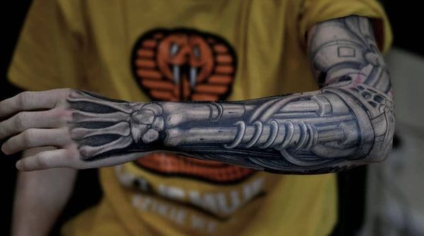 Tatuagem braço de cyborg