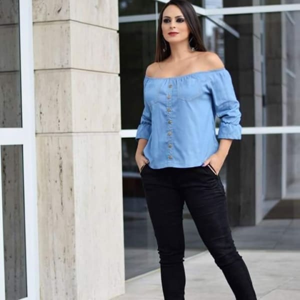 blusa ciganinha jeans com calça jeans