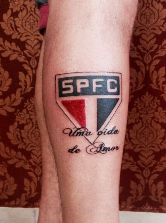 tatuagem São Paulo na perna com frase