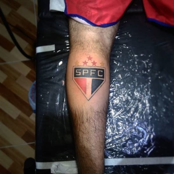 tatuagem São Paulo na perna escudo