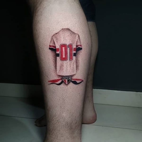 tatuagem São Paulo na perna uniforme