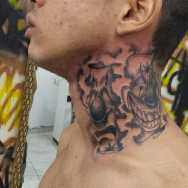 tatuagem chora agora ri depois pequena no pescoço