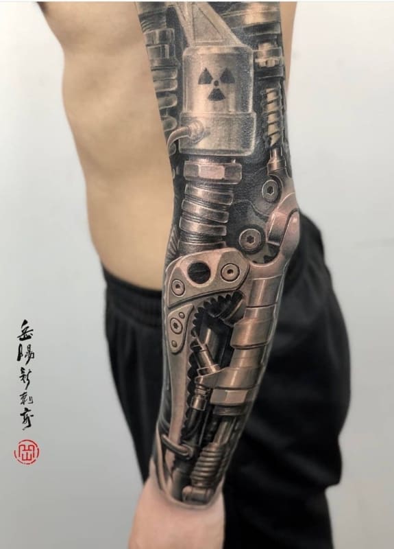 tatuagem cyborg no braço