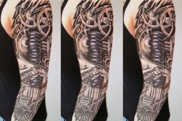 tatuagem de braço cyborg