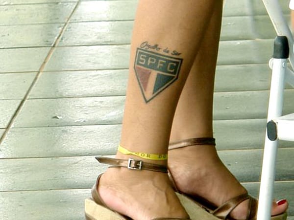 tatuagem do São Paulo feminina na perna
