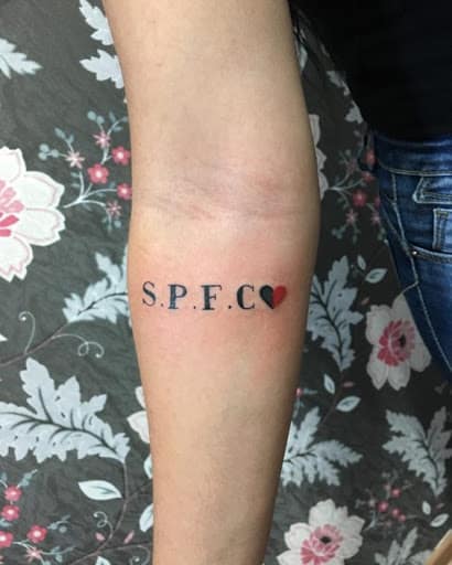 tatuagem do São Paulo feminina no braço