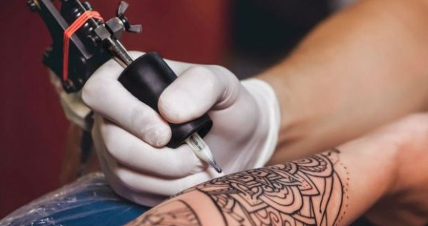 tatuagem inflamada o que fazer