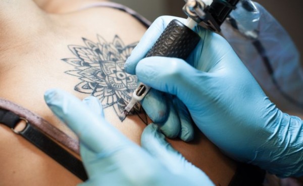 Tatuagem inflamada O que fazer Causas Como evitar